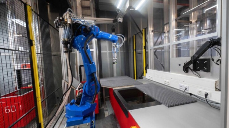  KI-gesteuerter Kommissionierroboter von Sereact im Gurkerl-Logistikzentrum in Wien 
