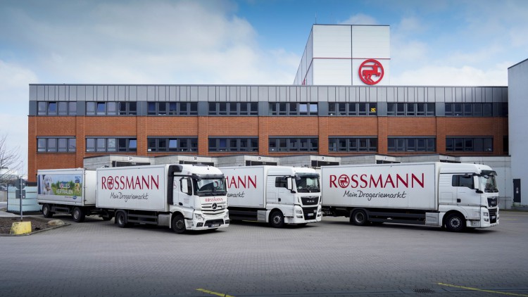 Lkw der Drogeriemarktkette Rossmann