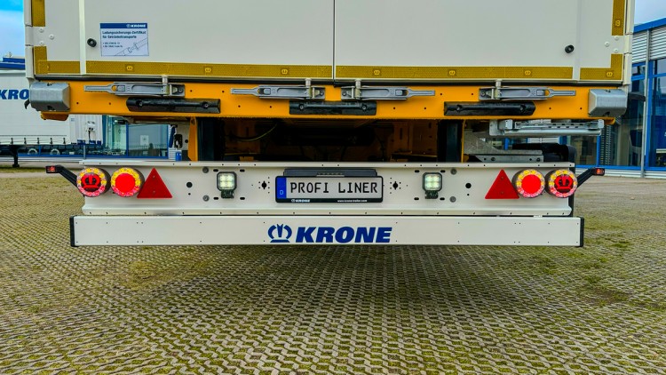 LED Rückleuchte am Heck eines Krone-Trailers