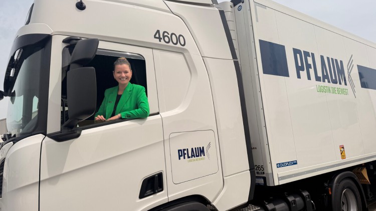 Ruth Pflaum, Logistik weiblich