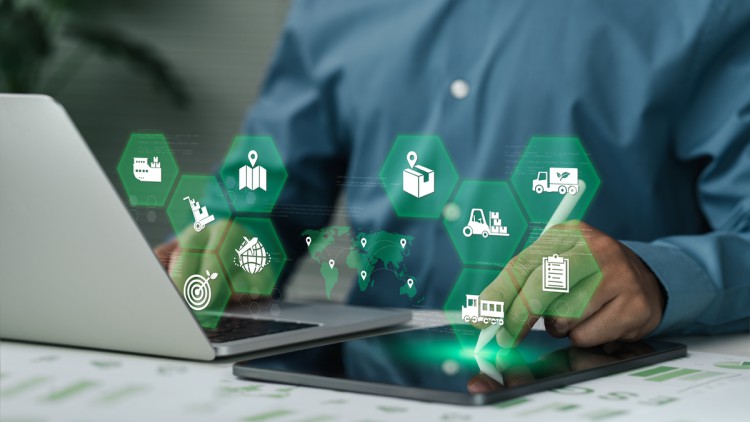 Laptop und Tablet mit Icons zu IoT und Digitalisierung 