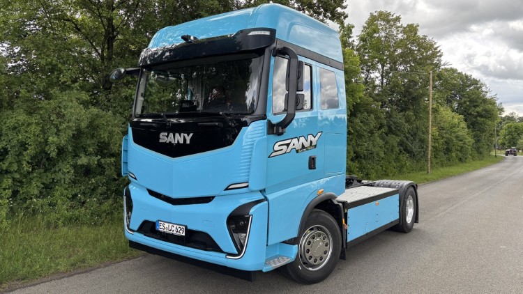 Der Sany e263 4x2 also Solosattelzugmaschine in der seitlichen Frontansicht. Die Sattelzugmaschine ist hellblau lackiert