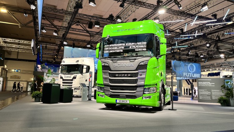 Blick auf den Scania-Messestand auf der IAA-Transportation 2024 mit einem grünen Scania 460 R Highline im Vordergrund 