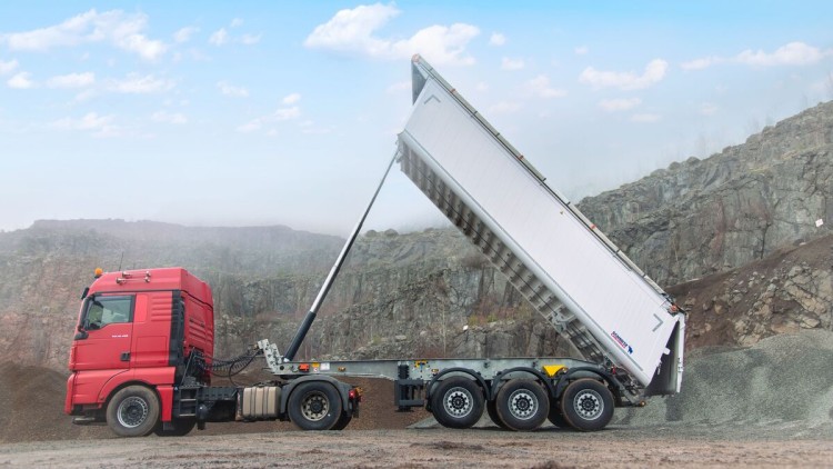 Schmitz Cargobull Sattelkipper S.KI AK Light im Einsatz in der Kiesgrube