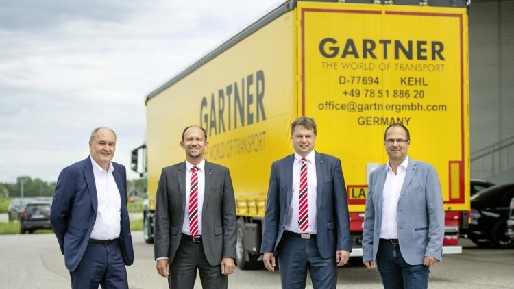 Schwarzmüller Gartner Übergabe Lang-Lkw