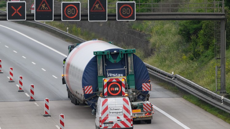 Schwertransporter mit Teilen einer Windkraftanlage fährt über die Autobahn