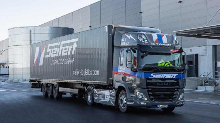 E-Lkw von Seifert vor Logistikzentrum