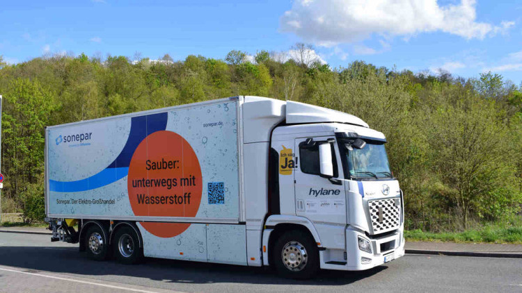 Ein Wasserstoff-Lkw vom Elektrogroßhändler Sonepar fährt auf einer Straße