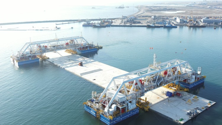 Der Versenkponton IVY (im Bild) hat die Genehmigung der dänischen Seeschifffahrtsbehörde erhalten. Das Spezialschiff soll die großen Bauteile für den Fehmarnbelt-Tunnel versenken und musste dafür einige Tests bestehen