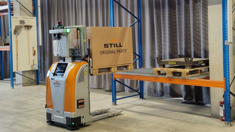 Automatisierter Hochhubwagen AXV iGo von Still im Kion Automation Center in Antwerpen