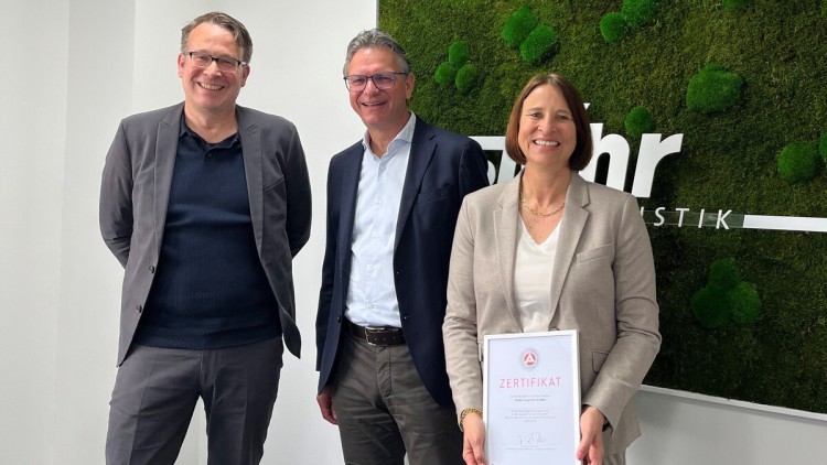 Torsten Denkmann Vorstandsvorsitzender der Agentur für Arbeit (links) Erwin Stöhr Geschäftsführer der Stöhr Logistik GmbH (mitte) und  Stephanie Stöhr Prokuristin (rechts) lächeln mit Auszeichnung in die Kamera