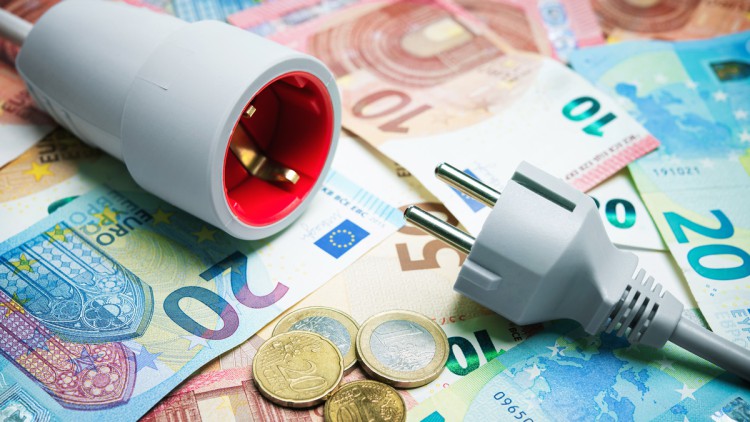 Stromstecker mit Euro-Scheinen und Münzen