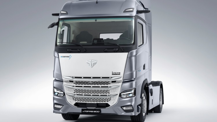 Studioaufnahme des Superpanther eTopas 600 als Sattelzugmaschine in der Außenansicht