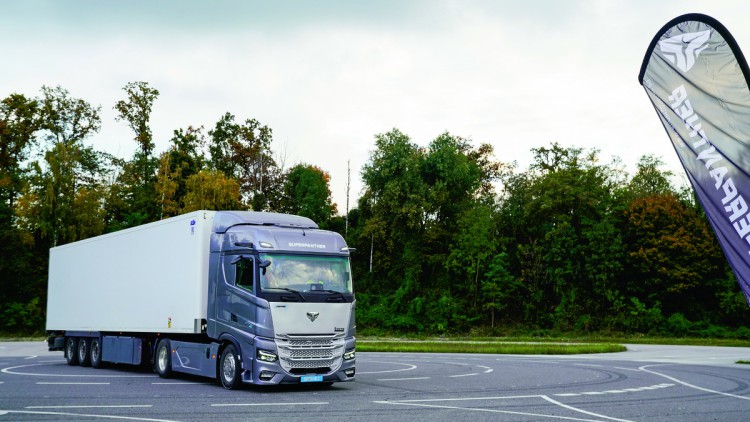 Superpanther verfolgt dabei einen kontrollierten Markteintritt statt einer Massenoffensive