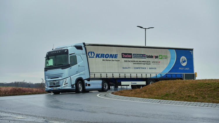 Volvo FH Aero I-Save bei Regen auf der Teststrecke der VerkehrsRundschau im Supertest