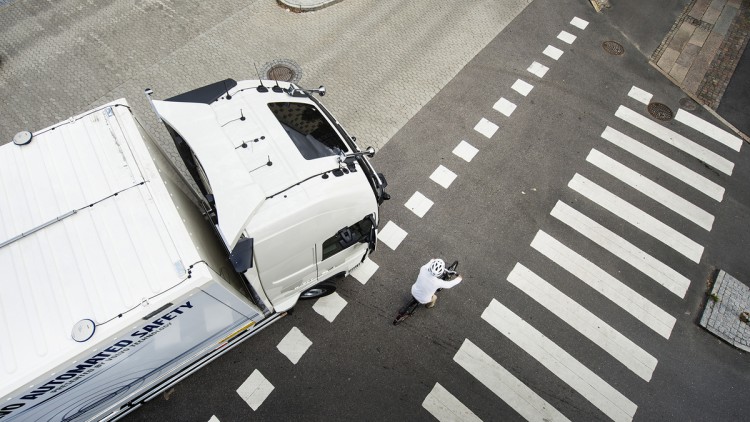 Verbesserte Notbremssysteme von Volvo Trucks/ Lkw von oben plus Radfahrer