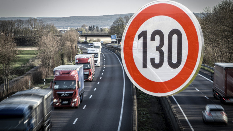 Tempolimit Autobahn 130: Lkw fahren auf der Autobahn, rechts davon ist das Verkehrsschild 130 eingeblendet