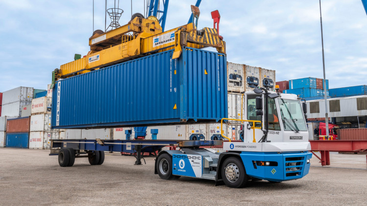 Terberg Terminalzugmaschine mit Wasserstoffantrieb im Hafen von Rotterdam