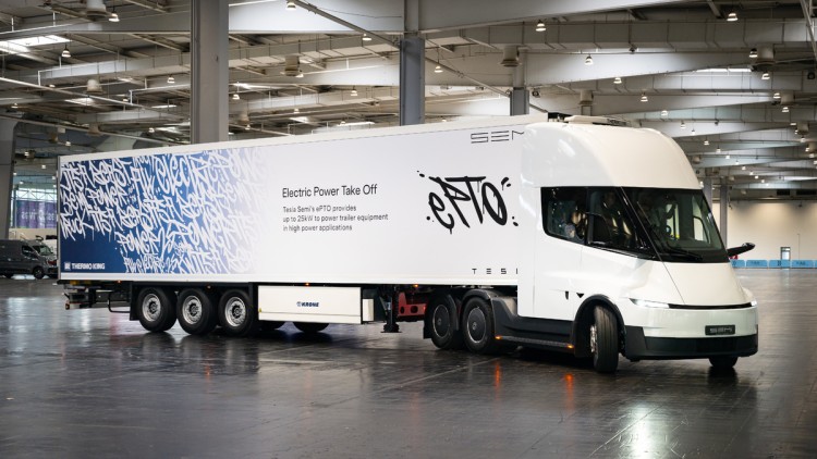 Der Tesla Semi fährt durch eine Messehalle im Rahmen der IAA Transportation 2026. Die weiße Dreichszugmaschine zieht einen ebenfalls weiß lackierten Kofferauflieger