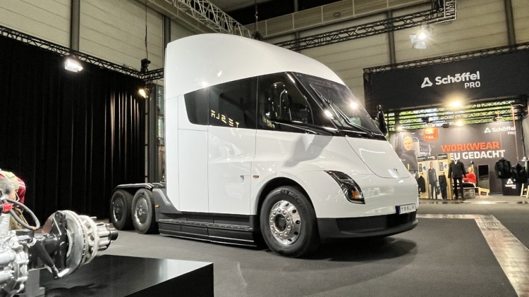 Der weiße E_Lkw Tesla Semi war auch auf der IAA Transportation 2024 zu sehen. Hier auf dem Messestand