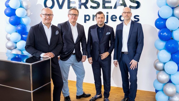 Hans-Bernd Effing (Geschäftsführer der Overseas Projects), Dominik Lucius (CFO der FMS), Navid Thielemann (CEO der ThielemannGroup) und Heiko Voigt (CEO der FMS) feiern den Start der Overseas Projects GmbH