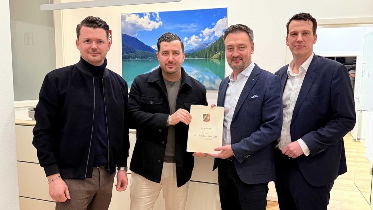 Beurkundung des Grundstückserwerbs im Rheinhafen Krefeld (v.l.): Navid Thielemann, Christian Karl Flick, Patrick A. Wisotzky, Tim Littbarski