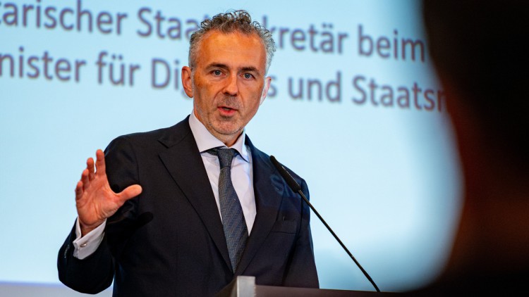 Thomas Jarzombek spricht beim Parlamentarischen Abend des Deutschen Verkehrsforums (DVF)