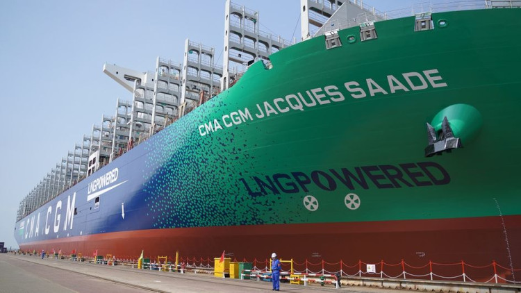 Weltgrößtes LNG-Containerschiff erstmals zu Gast in Hamburg