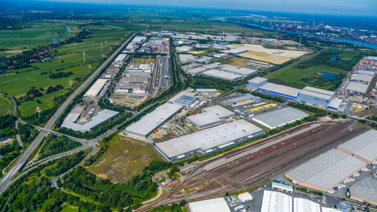 Am Rande: Lastwagenfahrer stirbt durch herabstürzenden Container