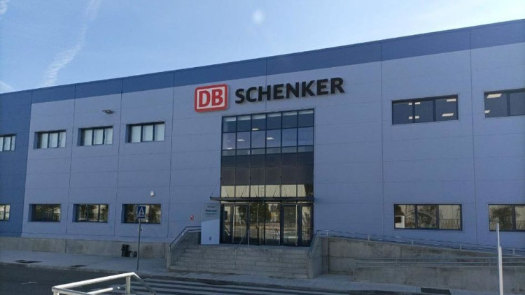 Eingang des neuen Logistikzentrums von DB Schenker in Guadalajara