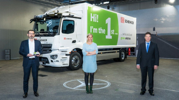 Erster E-Actros in Serie geht an DB Schenker