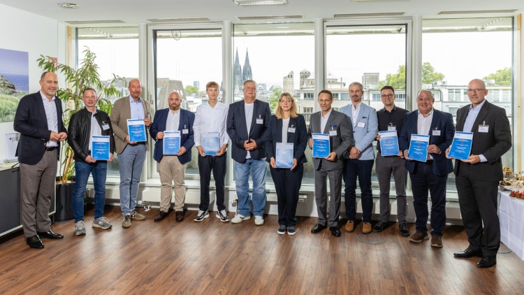 Der Präsident des Bundesamts für Logistik und Mobilität (BALM), Christian Hoffmann (links), überreicht Unternehmensvertretenden am 22. Juli 2026 die Urkunde zur Mitwirkung in der Transportorganisation des Bundes der Zivilen Notfallvorsorge der Bundesrepub