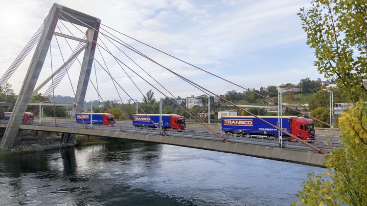 Lkw von der TRANSCO GmbH auf einer Brücke
