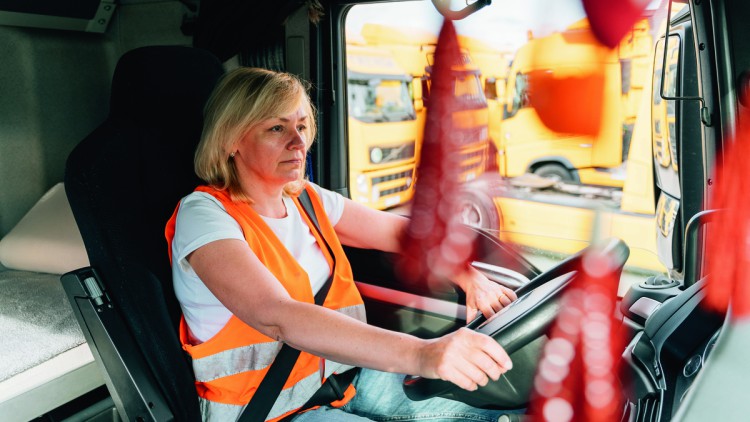 Frau am Lkw-Steuer