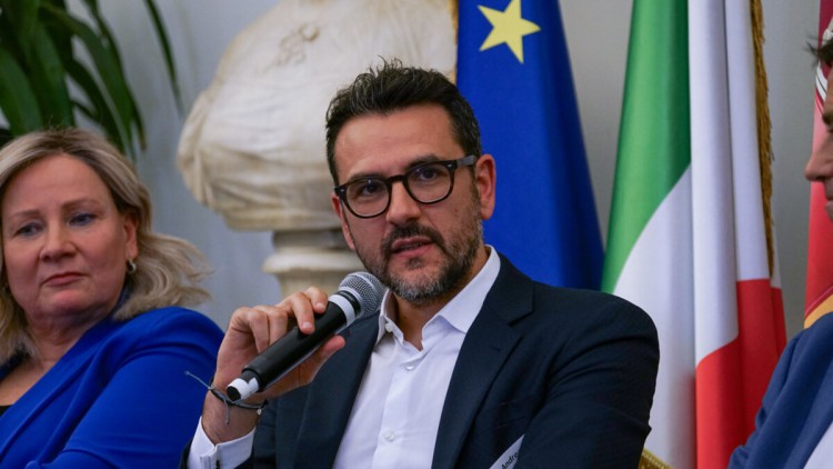 Andrea Condotta, Director Public Affairs, Innovation & Sustainability von Gruber Logistics, präsentiert das EU-Projekt Shift2Zero beim POLIS-Leadership-Event in Rom