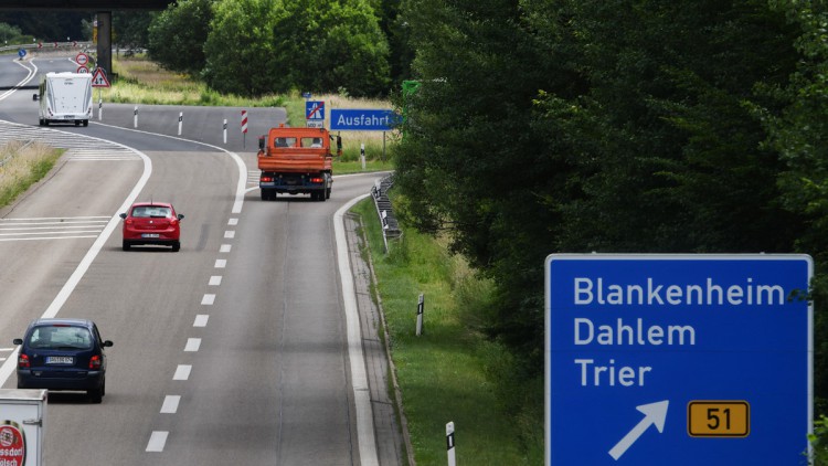 Nordrhein-Westfalen, Blankenheim: Schilder weisen auf das Ende der Autobahn A1 bei Blankenheim hin. Die 24 Kilometer große Lücke der A1 zwischen Blankenheim und Kelberg in der Eifel soll geschlossen werden.