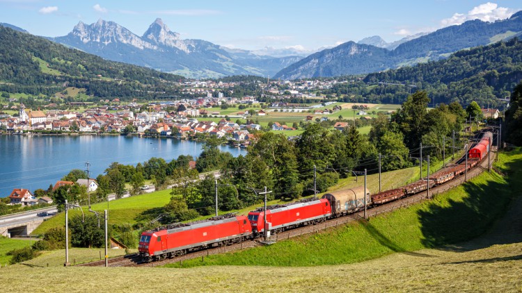 Eisenbahn Güterzug der DB Cargo am Berg Grosser Mythen am Zugersee in den Alpen in Arth, Schweiz.