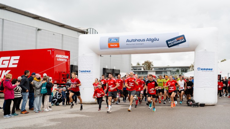 Läufer rennen beim Start des Ansorge-Branchenlaufs 2024 los