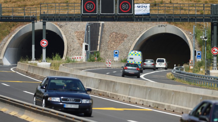 A49 in Nordhessen: Der Verkehr rollt durch den Frankenhainer Tunnel. Nach elf Jahren Bauzeit konnte das Teilstück der Autobahn 49 im Juni 2022 freigegeben werden. Begleitet wurde die Freigabe des rund zwölf Kilometer langen Autobahnstückes von einer Prote