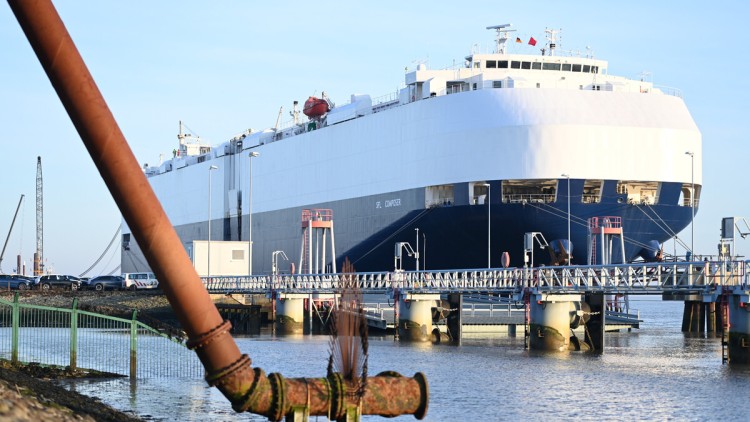 Ein Autofrachter liegt im Hafen von Emden.