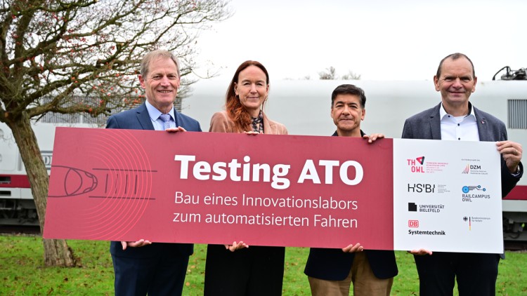 Setzen auf den Bau des Innovationslabors für das automatisierte Fahren: Vertreter:innen von Hochschulen und DB Systemtechnik