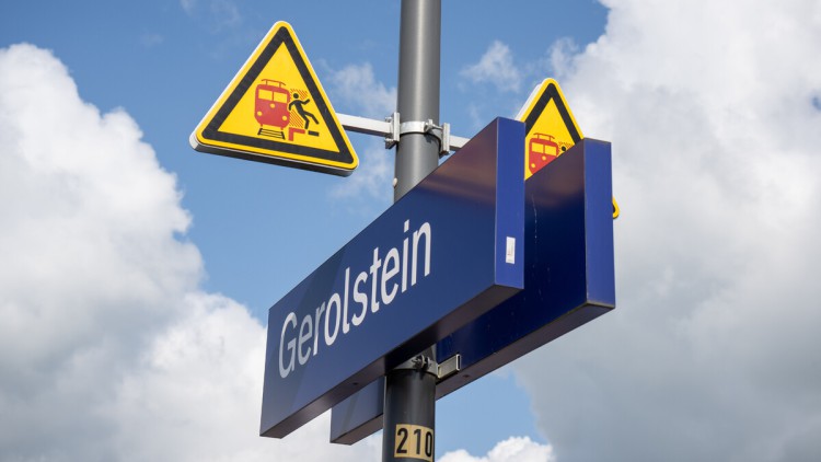 Ein Schild zeigt den Bahnhof Gerolstein an. Erstmals seit der Flutkatastrophe in der Eifel 2021 können ab Mitte Juni 2025 wieder Züge durchgehend von Gerolstein nach Köln fahren