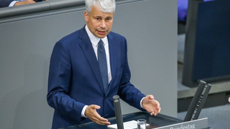 Verkehrsetat im Bundestag: Bilger kündigt neue Finanzierung der Autobahnen an
