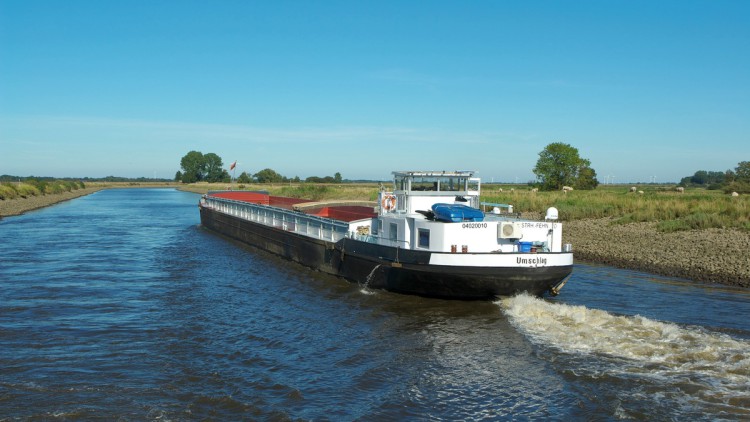 Containerschiff auf Wasserstraße