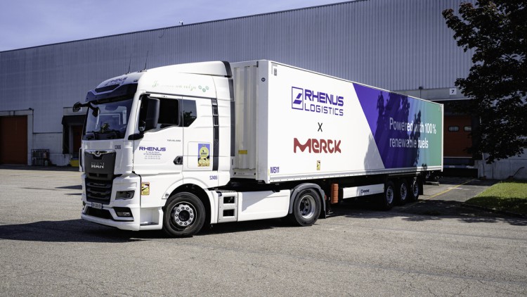 Der mit B100 betriebene Lkw-Shuttle von Rhenus und Merck, der die Route zwischen Molsheim und Straßburg bedienen wird. Im Bild der Lkw mit einem Anhänger auf dem die Logos der beiden Unternehmen sind vor einer Lagerhalle