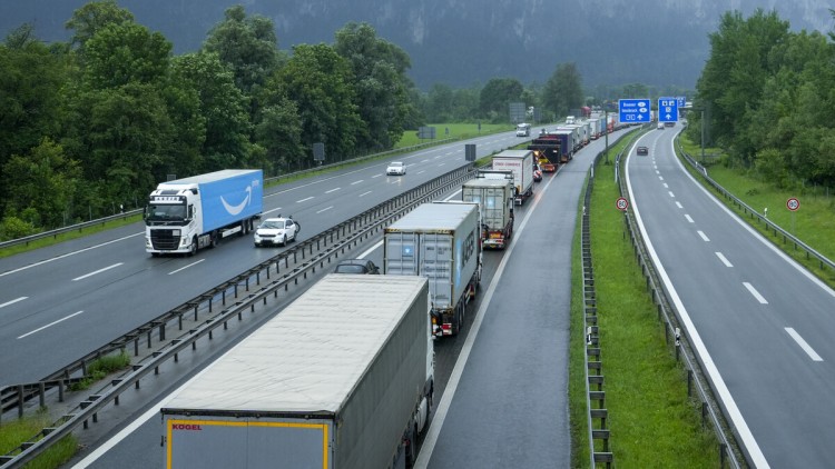 Lkw stauen sich tagsüber am 7. Juni 2022 aufgrund von Blockabfertigung auf der Autobahn vor dem Grenzübergang Kufstein/Kiefersfelden 