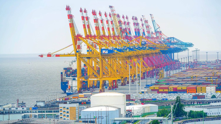 Die Kräne an der Kaje vom Container-Terminal Bremerhaven.