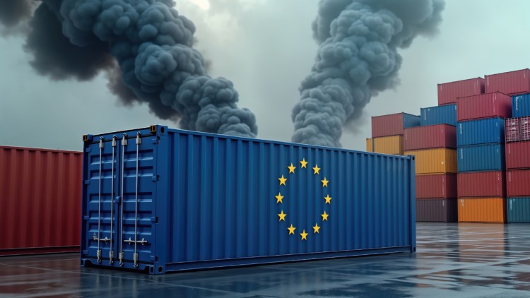 Symbolbild für den CO2-Grenzausgleichsmechanismus der EU: Ein großer blauer Frachtcontainer mit der EU-Flagge auf der Seite steht auf einem Lagerplatz in einem Containerhafen – weitere verschiedenfarbige Container sind im Hintergrund zu sehen. Aus dem bla