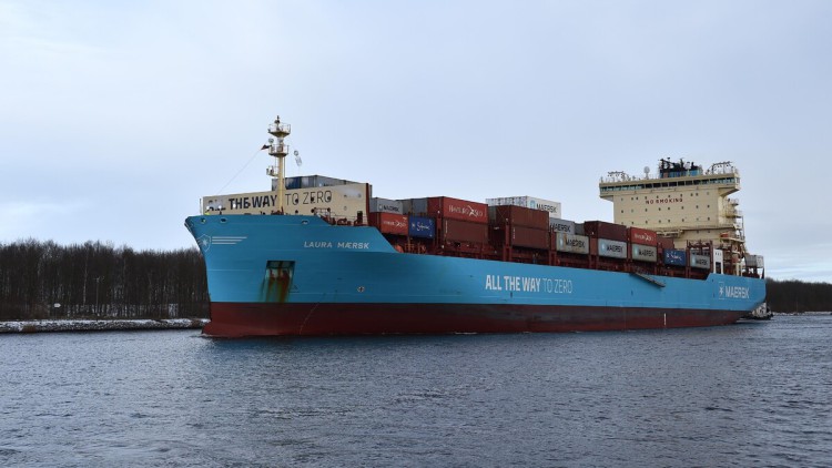Januar 2024: Das Containerschiff Laura Maersk fährt im Winter durch den Nord-Ostsee-Kanal, Kielkanal, Schleswig-Holstein, Deutschland
