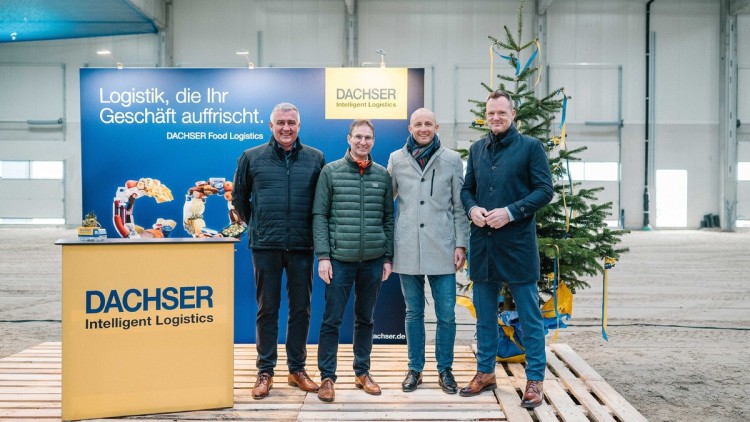 3 Seit Ende 2024 beliefert Dachser die gesamte Stadt Freiburg ausschließlich mit E-Lkw und Lastenrädern. Insgesamt sind für den Standort derzeit elf E-Lkw unterwegs sowie ein elektrisches Hoffahrzeug. Für die notwendige Ladeinfrastruktur wurde in Ladesäul